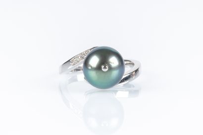 Bague en or blanc anneau mouvementé rehaussé...