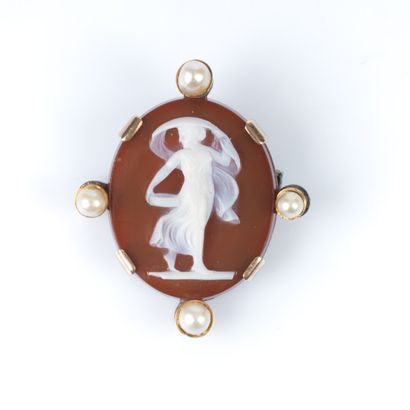 Broche en or sertie d'un camée en agate sculpté...