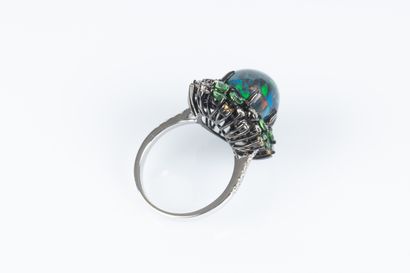 Bague en or de deux tons sertie d'une opale...