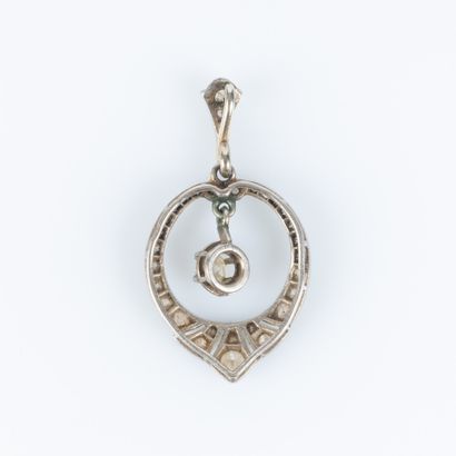 Pendentif en or gris serti de diamants taille...