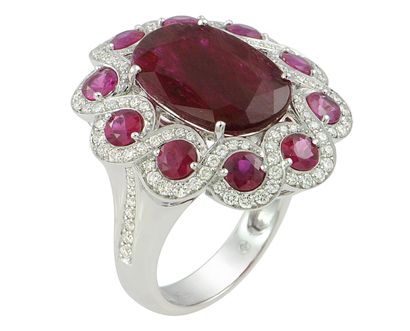 Importante bague en or blanc centrée d'un...