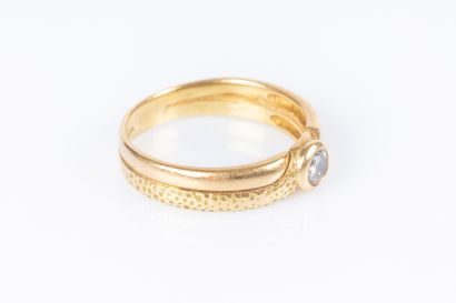 Bague croisée en or sertie d'un diamant taille...