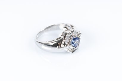 Bague en or blanc octogonale sertie d'un...