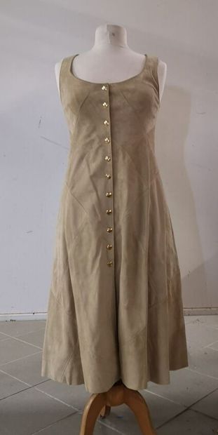 HERMES. Robe chasuble en veau sable, boutons...