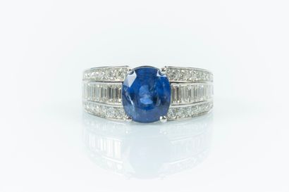 Bague en or blanc en son centre un saphir...