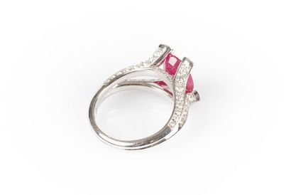 Bague en or blanc centrée d'un rubis ovale...