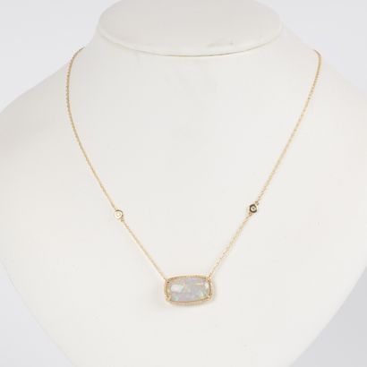 Collier en or sertie d'une opale cabochon...