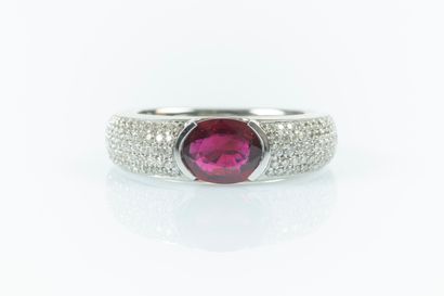 Bague jonc en or blanc serti d'un rubis ovale...