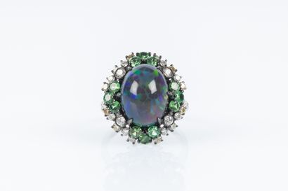 Bague en or de deux tons sertie d'une opale...