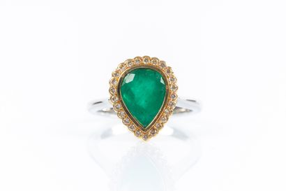 Bague en or de deux tons sertie d'une émeraude...