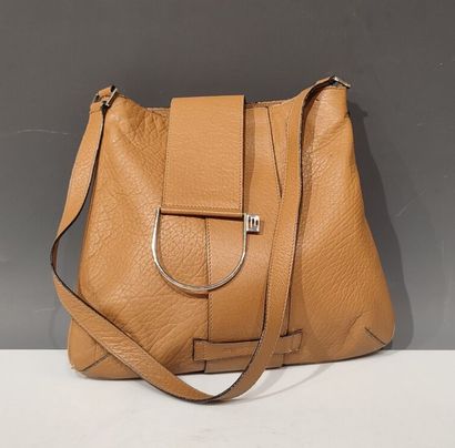 EMPORIO ARMANI. Sac bandoulière en cuir grainé...