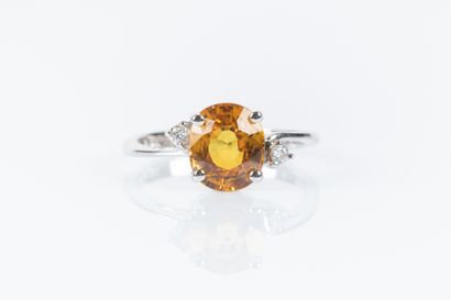 Bague en or blanc sertie d'un saphir jaune...