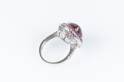 Bague en or blanc sertie d'une tourmaline...