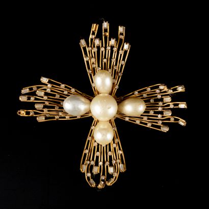 CHANEL. Broche fleurs en métal doré, ornée...