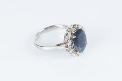 Bague en or blanc sertie d'un saphir ovale...