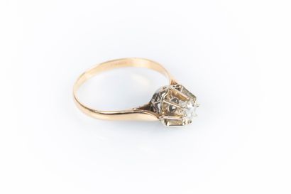 Bague solitaire en or sertie d'un diamant...