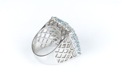 Bague en or gris carrée sertie de 36 aigues...