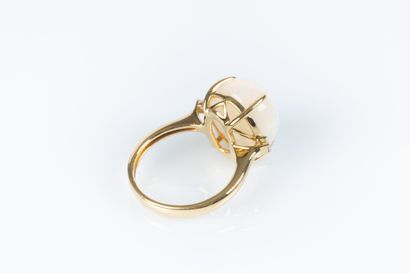 Bague en or sertie d'une opale ovale cabochon...