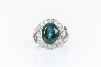 Bague en or blanc sertie d'une tourmaline...