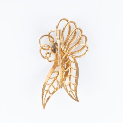 Broche feuillage ajourée en or de deux tons...