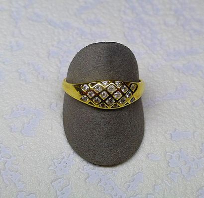 Bague en or motifs losanges sertis d'oxydes...