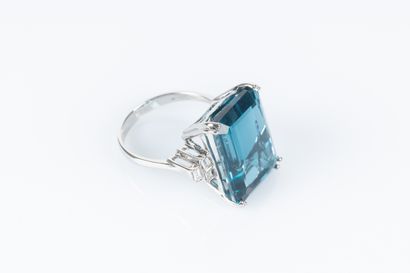 Bague en or blanc sertie d'une importante...