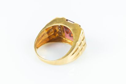 Importante bague en or jaune, anneau godronné,...