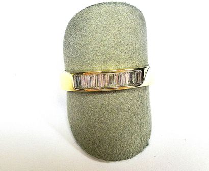 Alliance rail en or sertie de diamants baguettes...