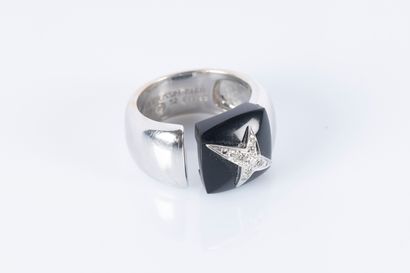 MAUBOUSSIN. Bague jonc ouverte en or gris,...