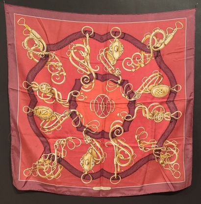 HERMES. Carré en soie, dominante rouge et...