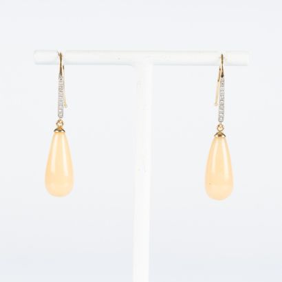 Paire de boucles d'oreilles en or, une ligne...