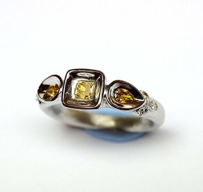Bague en or blanc brossé serti de 3 diamants...
