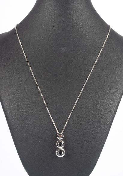 Pendentif en or blanc sur sa chaîne soutenant...
