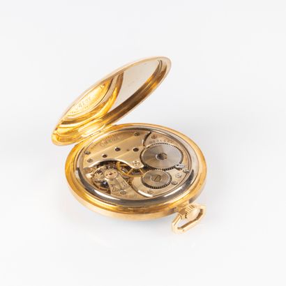 OMEGA. Montre de poche en or à décor guilloché...