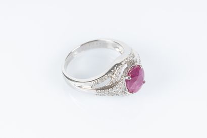 Bague en or blanc sertie de d'un rubis Birman...