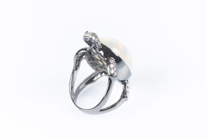 . Bague tortue en or sertie d'une opale cabochon...