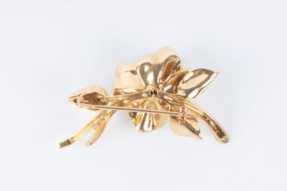Broche fleur en or, le pistil orné de 3 diamants...