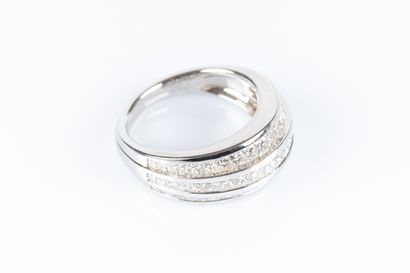 Bague en or blanc 3 rangs serti rail de 60...