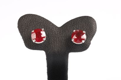 Paire de boucles d'oreilles en or blanc serties...