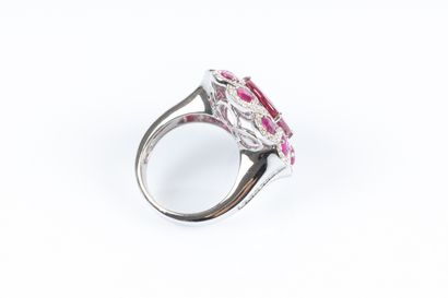Importante bague en or blanc centrée d'un...
