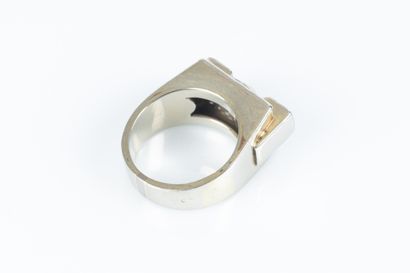 Bague tank en or gris et platine sertie de...