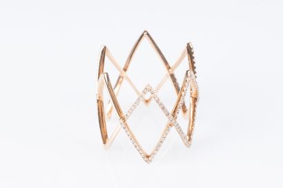 Bague en or rose formant une ligne de losanges,...