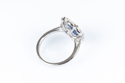 Bague en or blanc à entourage de 7 importants...