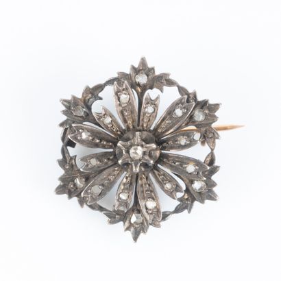 Broche rosace en or et argent sertie de petits...