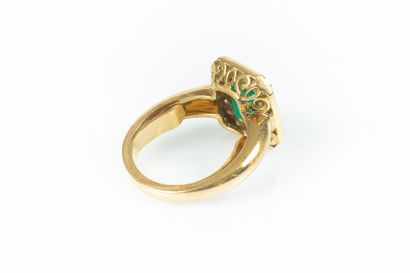Bague en or ornée en serti clos d'une émeraude...