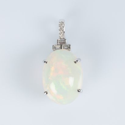Pendentif en or blanc serti d'une opale ovale...