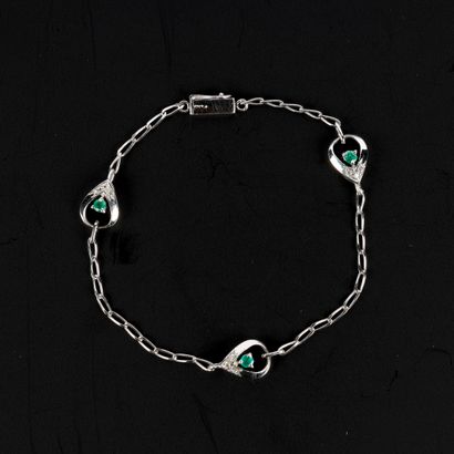 Bracelet chaînette en or gris, orné de trois...