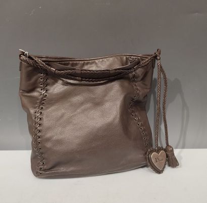 DIOR. Sac besace en cuir grainé marron, un...