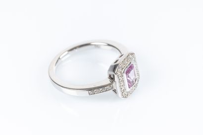 Bague en or blanc centrée d'un saphir rose...