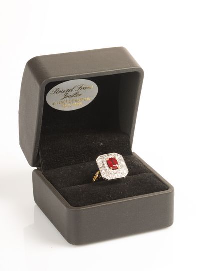 Bague en or de deux tons sertie d'un rubis...